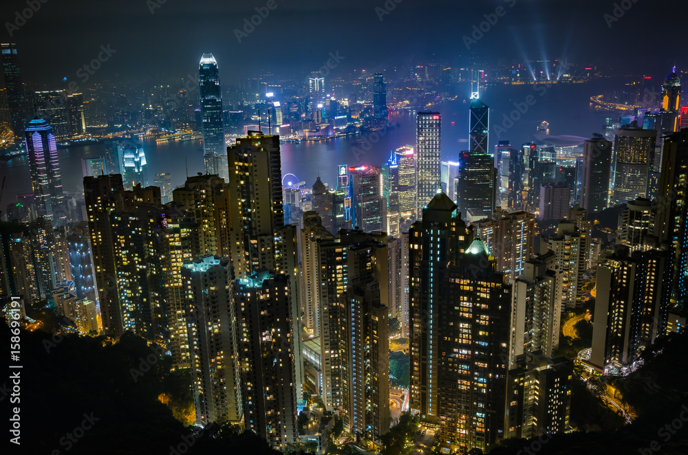 Obraz premium Hong Kong city view from Victoria peak in the night with a symphony of light show