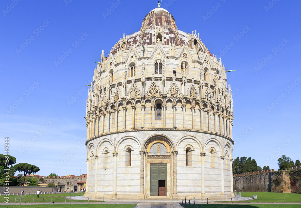 Pisa, Campo dei Miracoli - Baptistry of St. John, example of the transition from the Romanesque style to the Gothic style 