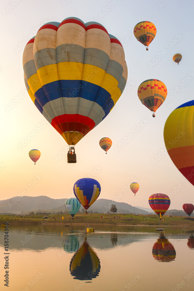 Obraz premium Hot air color balloon over lake with sunset time, Chiang Rai Province, Thailand