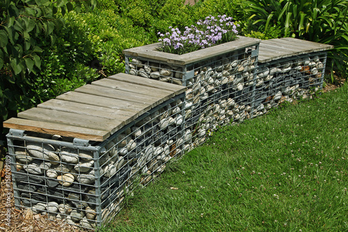 Gabion de galets dans un espace vert photo