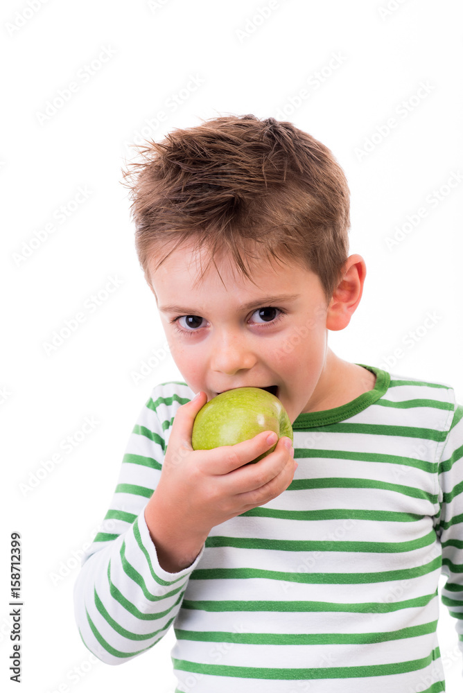 Netter Junge isst grünen Apfel Netter Junge isst grünen Apfel