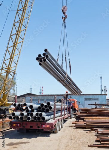 loading of steel products and tubes with crane