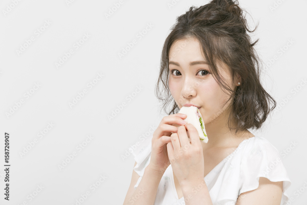 サンドイッチを食べる女性 サンドイッチを食べる女性