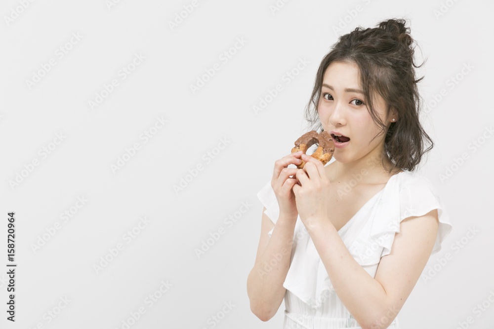 ドーナツを食べる女性 ドーナツを食べる女性