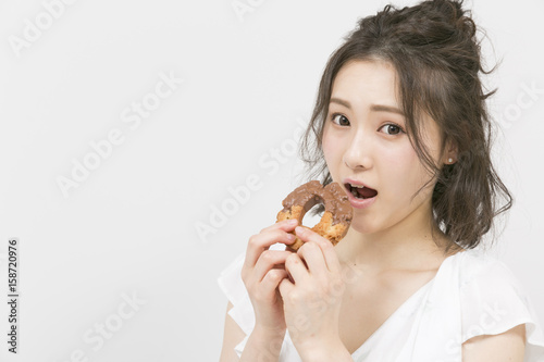 ドーナツを食べる女性 