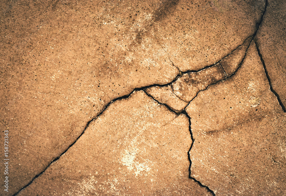 Obraz premium A dark crack on the old plaster