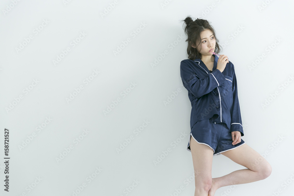歯磨きするパジャマの女性 歯磨きするパジャマの女性