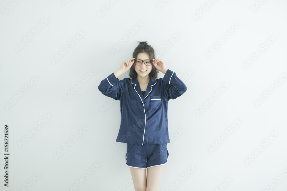 メガネをかけたパジャマの女性 メガネをかけたパジャマの女性