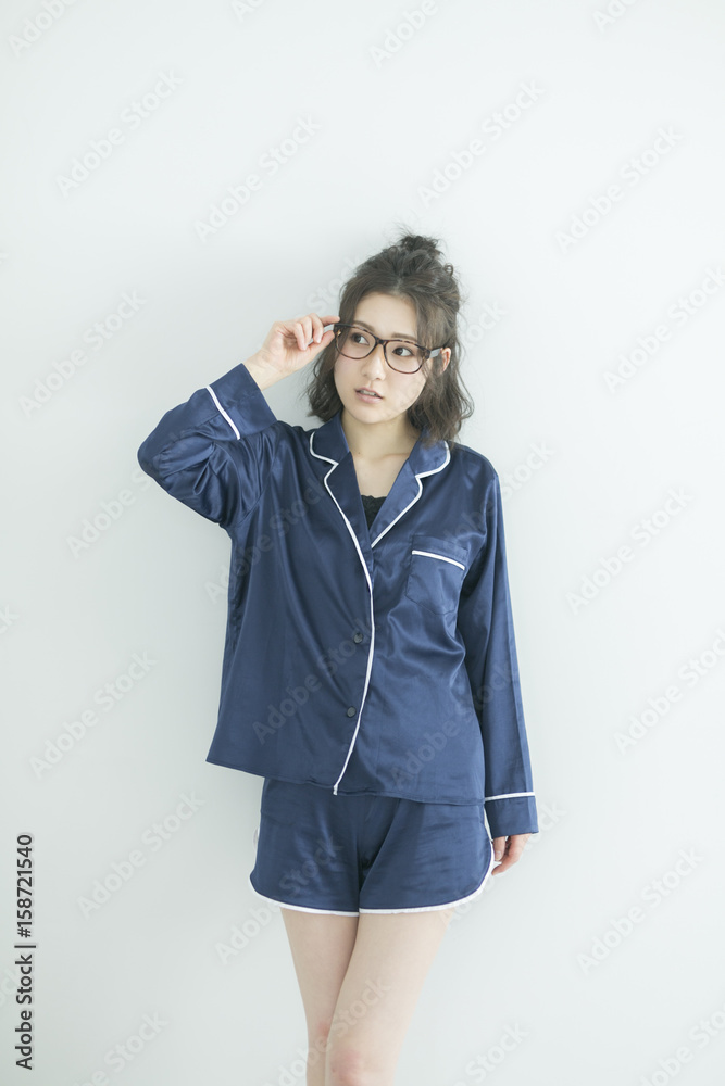 メガネをかけたパジャマの女性 メガネをかけたパジャマの女性