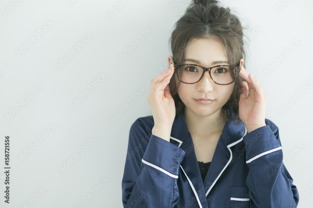 メガネをかけたパジャマの女性 メガネをかけたパジャマの女性