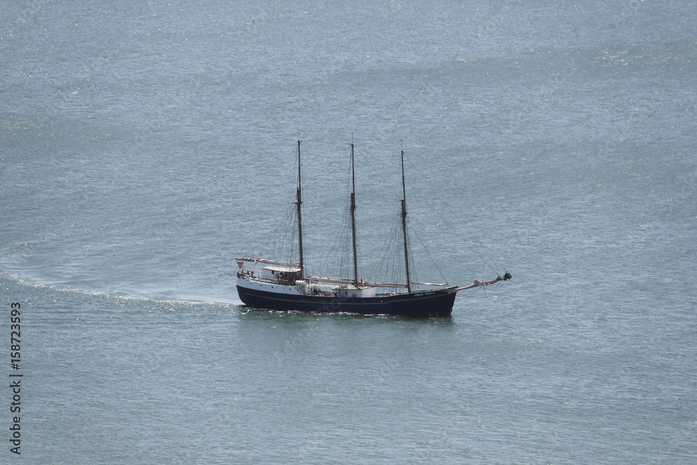 Fototapeta premium Voilier sur le fleuve Tage à Lisbonne, Portugal 