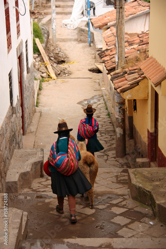 Péruvienne et lama dans une ruelle de Cusco au Pérou © JFBRUNEAU