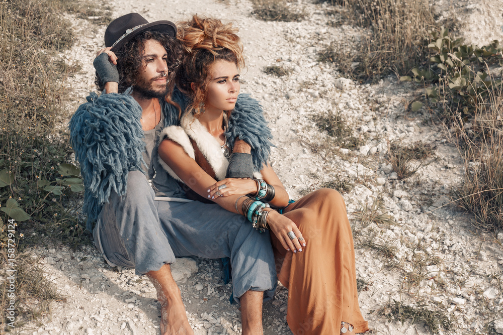 stylish young hippie couple outdoors foto de Stock | Adobe Stock