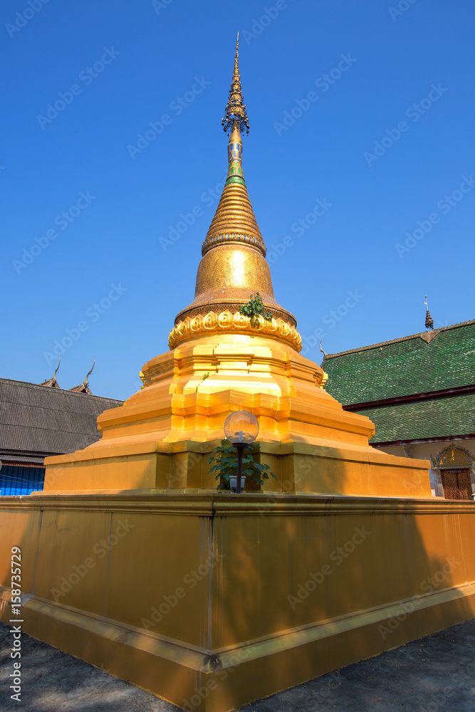 Fototapeta premium Golden Pagoda in the Thai Temple of the North of Thailand