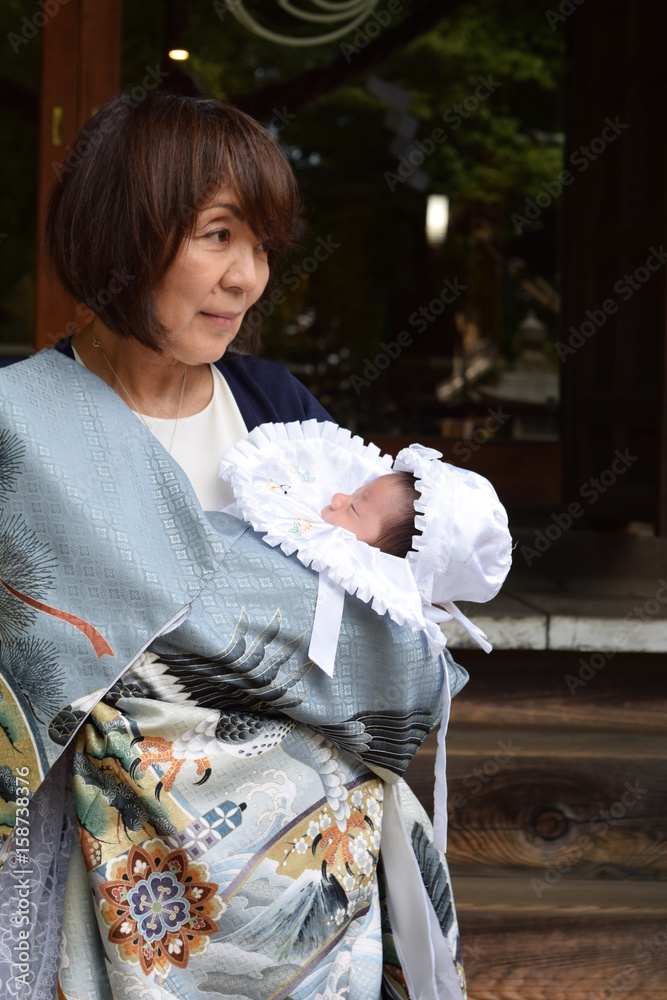 Obraz premium お宮参り 祖母と赤ちゃん 男の子 生後31日