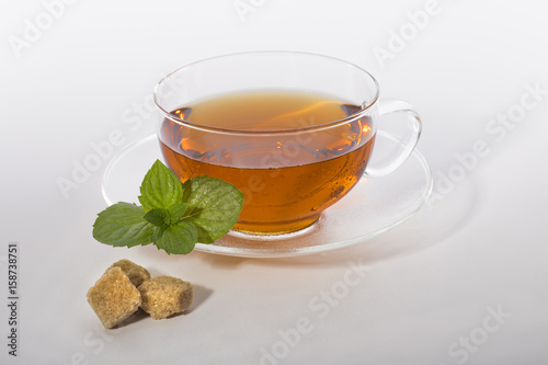 Tasse Tee mit Minze und Rohrzucker