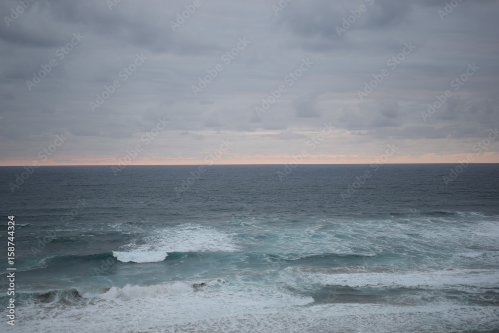 El mar, el Sol escondido y las olas