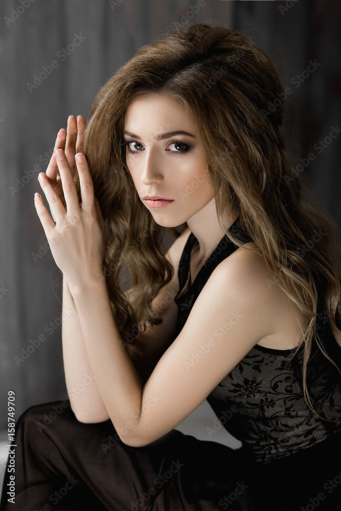 Obraz premium Beautiful girl in black evening dress