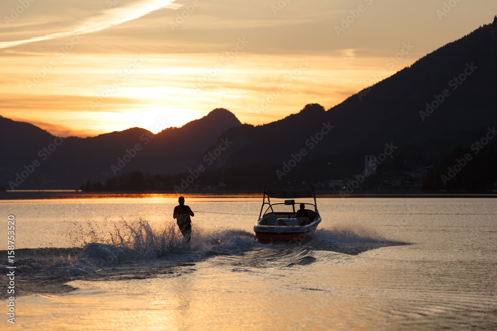 Wasserski am See beim Sonnenuntergang