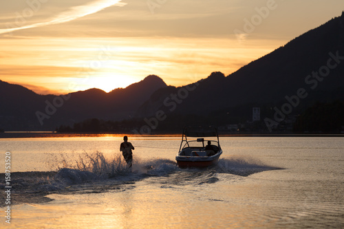 Wasserski am See beim Sonnenuntergang