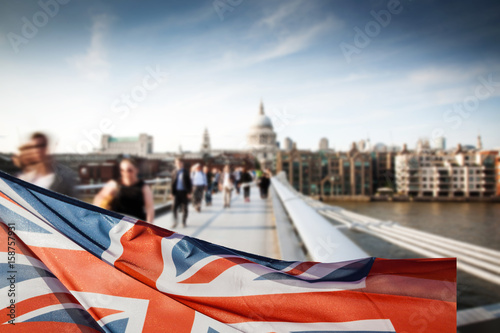 Foto union jack flag and people walking on Millennium bridge at St Paul's cathedral -