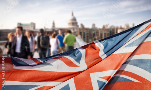 Foto union jack flag and people walking on Millennium bridge at St Paul's cathedral -