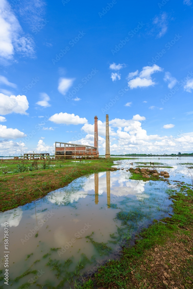 Obraz premium Landscape of Old mill in the reservoir against blue sky