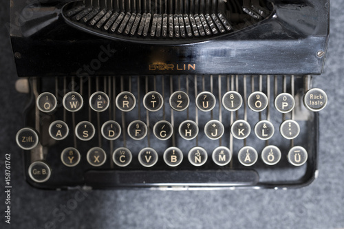 Tastatur und Buchstaben einer alten deutschen Schreibmaschine 