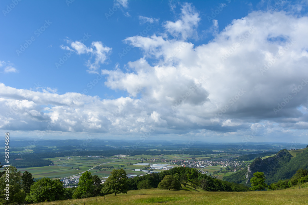 Fototapeta premium Aussicht vom Berg in das Tal mit schönem idyllischem Himmel
