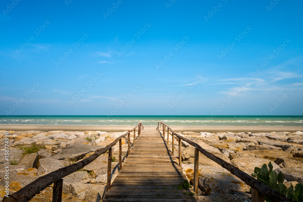 Obraz premium Wooden bridge walkway to the sea beach