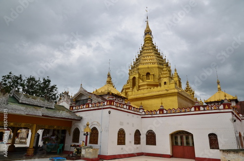 PAGODE YADANARMANAUNG LAC INLE MYANMAR  Birmanie 