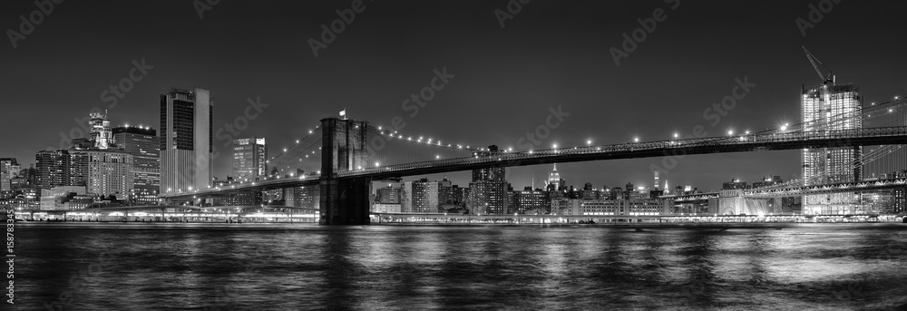 Naklejka premium Czarno-białe panoramiczne zdjęcie Most Brookliński w nocy, NYC.
