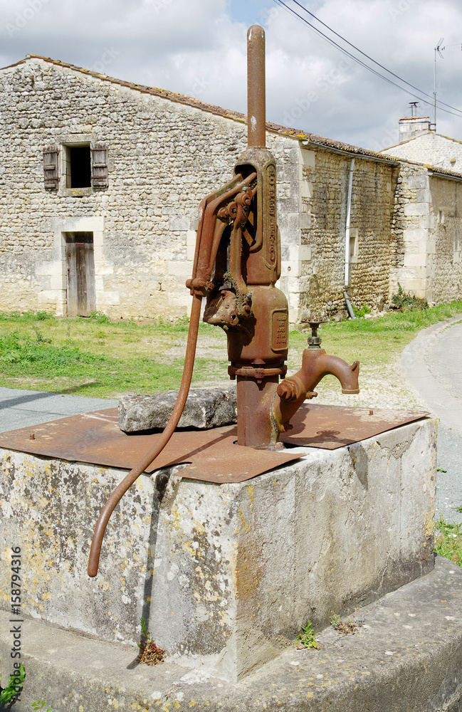 Vieille Pompe En Fonte Mont e Sur Un Puits Foto De Stock Adobe Stock vieille-pompe-en-fonte-mont-e-sur-un-puits-foto-de-stock-adobe-stock