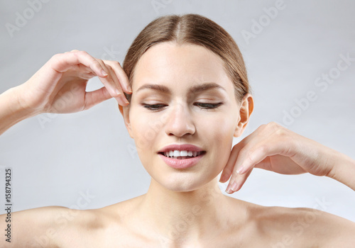 Beautiful young woman on co...
