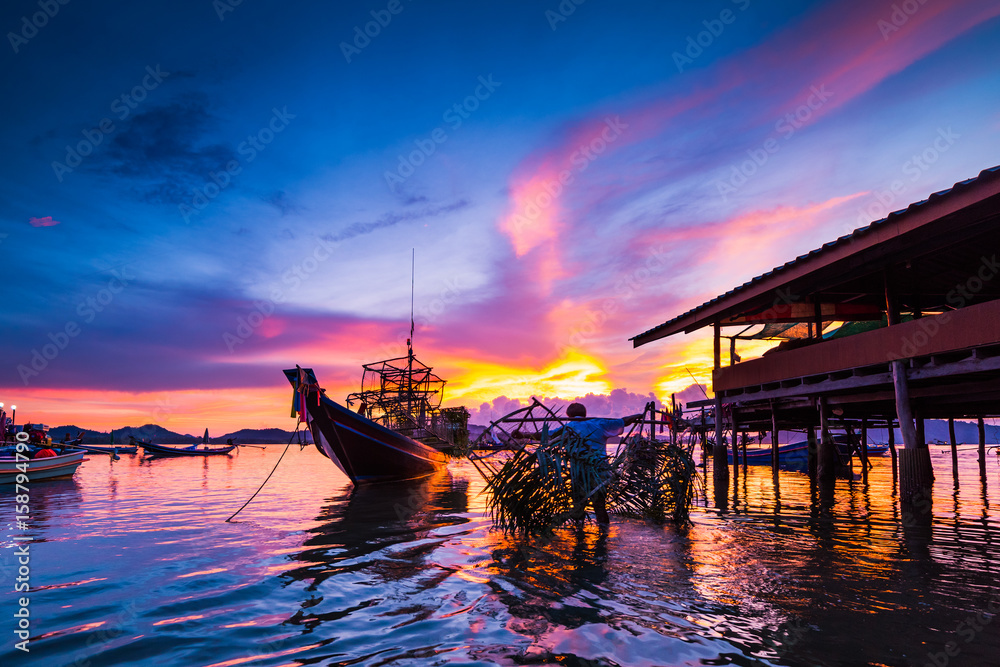 Fototapeta premium Fishing boat In the evening sea