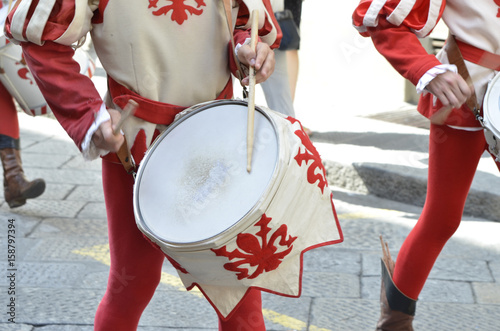 Suonatori di tamburo durante il corteo storico medievale photo