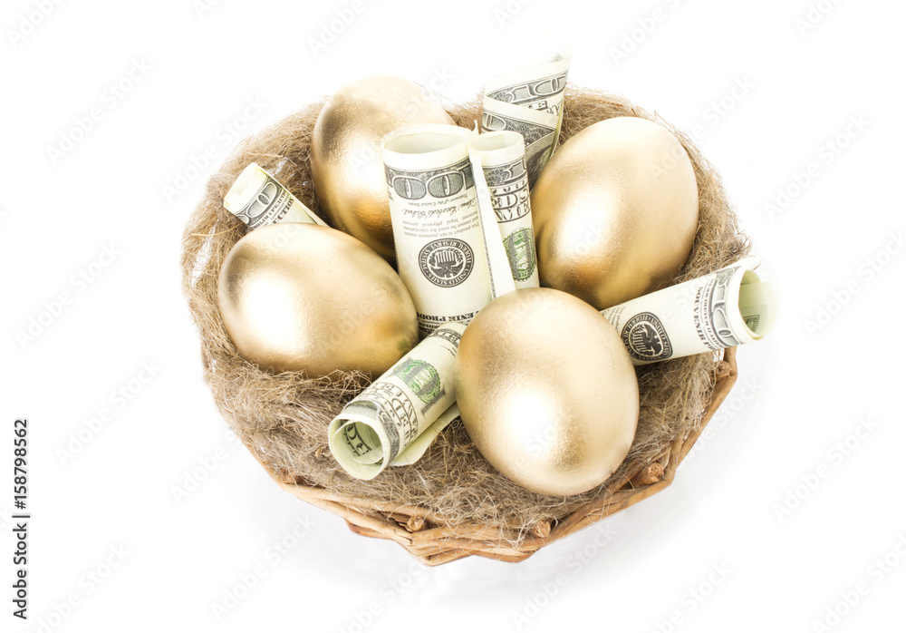 Naklejka premium Nest with golden eggs on a white background