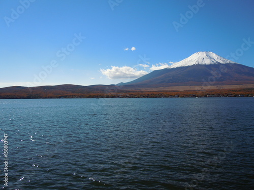山と湖