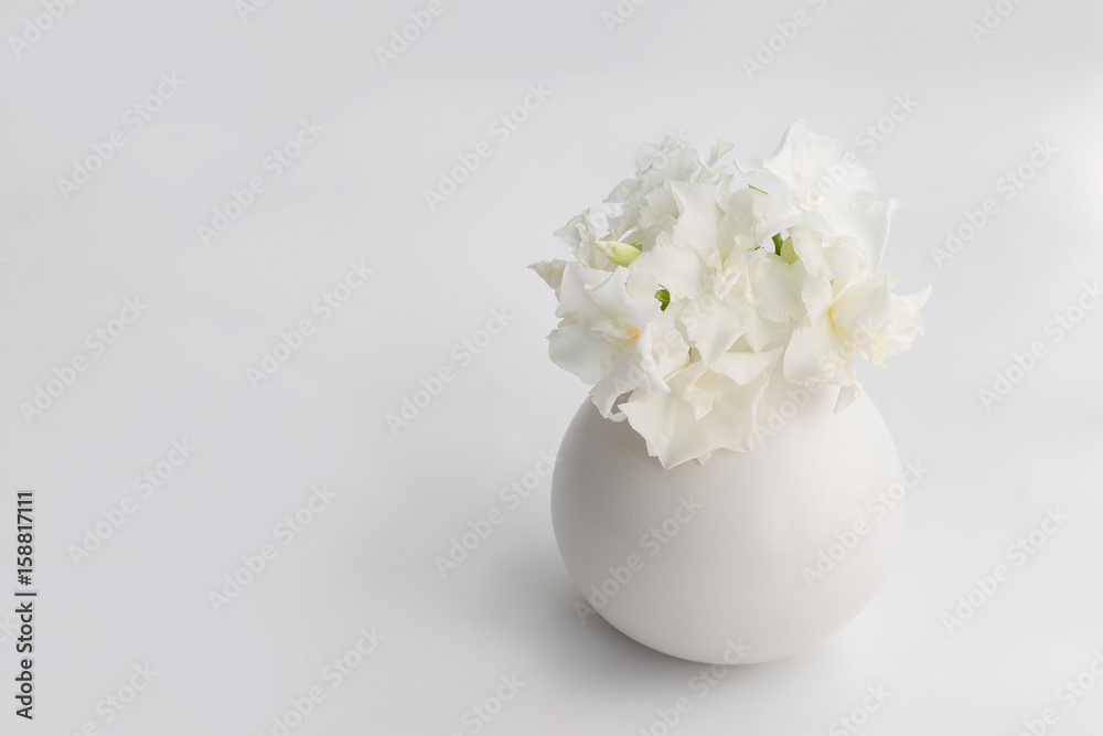 white flower bouquest in vasel