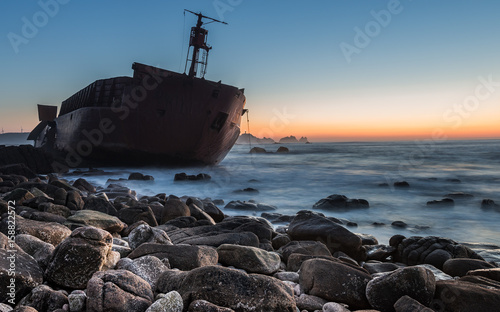 Naufragio de gabarra en costas gallegas photo
