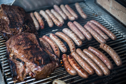 Grill mit Würstchen & Fleisch photo