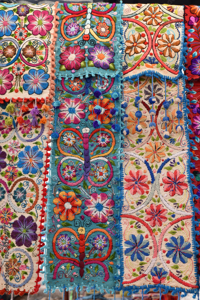 Tissus colorés brodés de fleurs au marché indien de Pisac au Pérou
