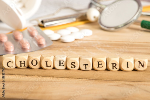 Stethoskop, verschiedene Tabletten und das Wort Cholesterin photo