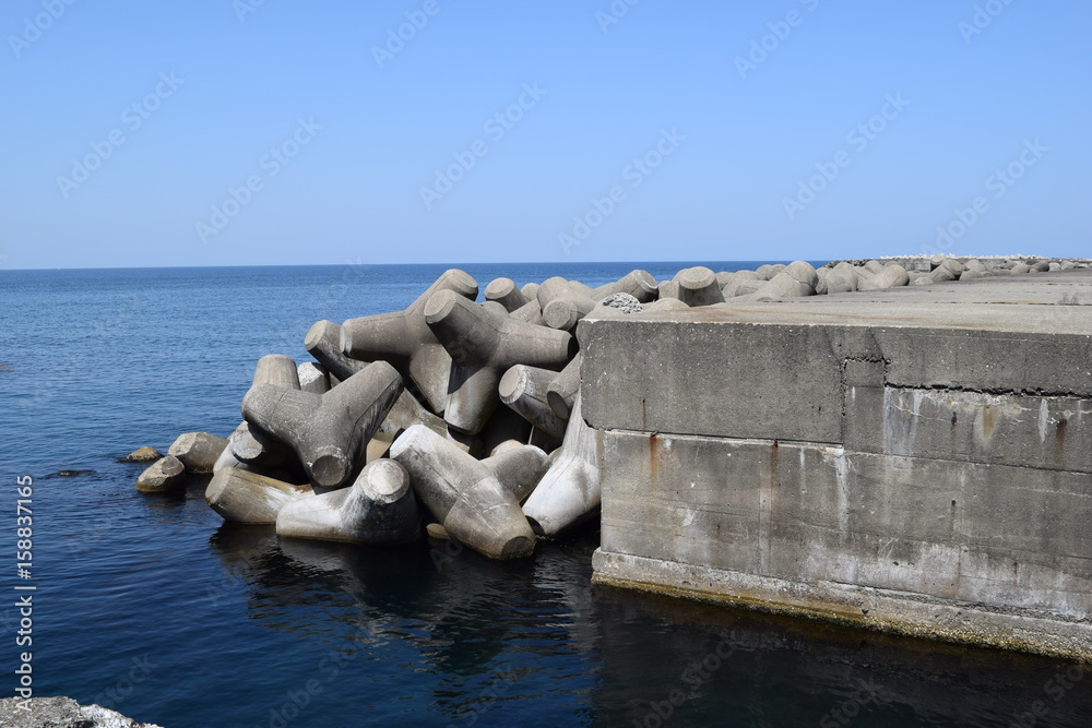 消波ブロック 海岸や河川などの護岸を目的に設置するコンクリートブロックです 海岸沿いに多数のブロック をかみ合わせて並べることで 波のエネルギーを減衰 消散させる事が可能です また このブロックにより 水中に複雑で多様な生物生息空間を提供し 円滑な生態