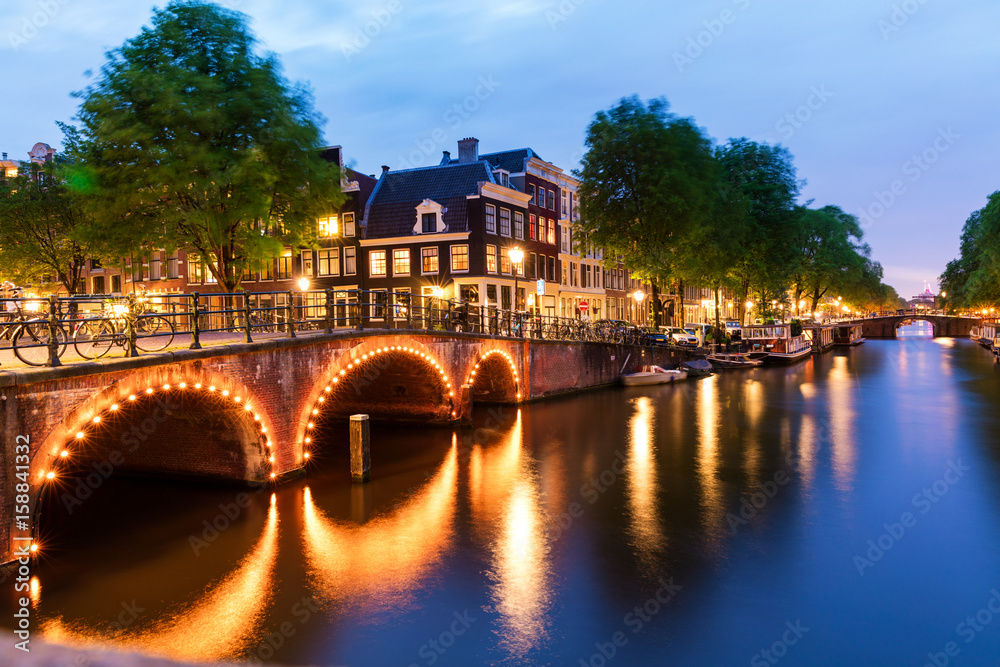 Obraz premium Traditional Amsterdam buildings and canals