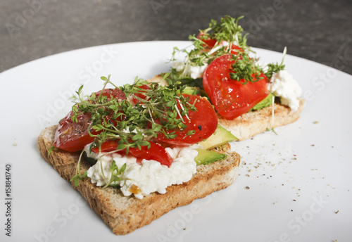 Gesundes Vollkorntoast mit Avocado, Tomate und Kresse