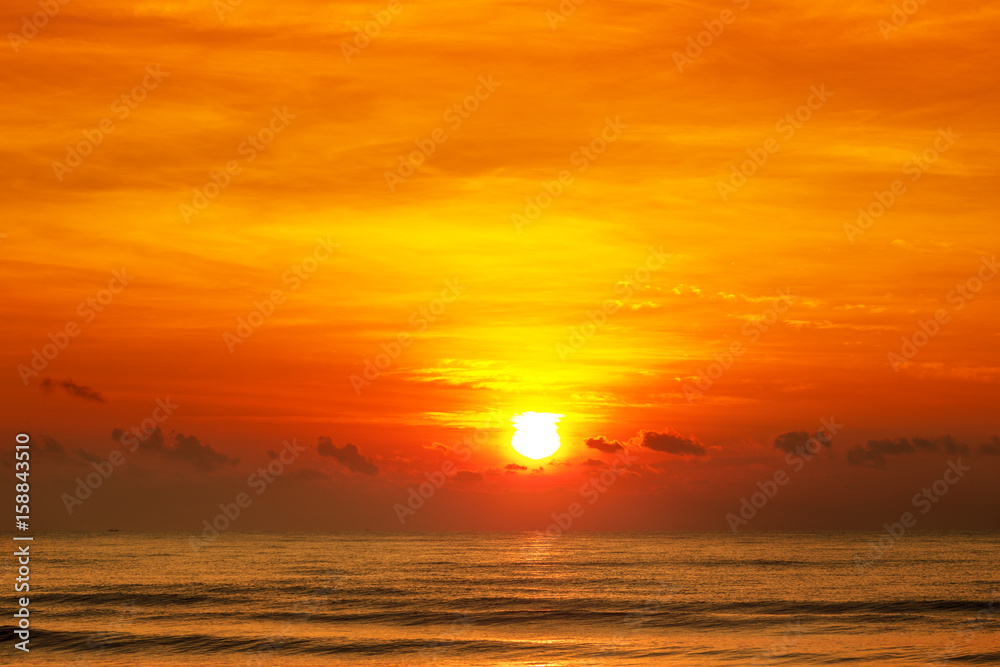 Fototapeta premium Beautiful sunset above the sea