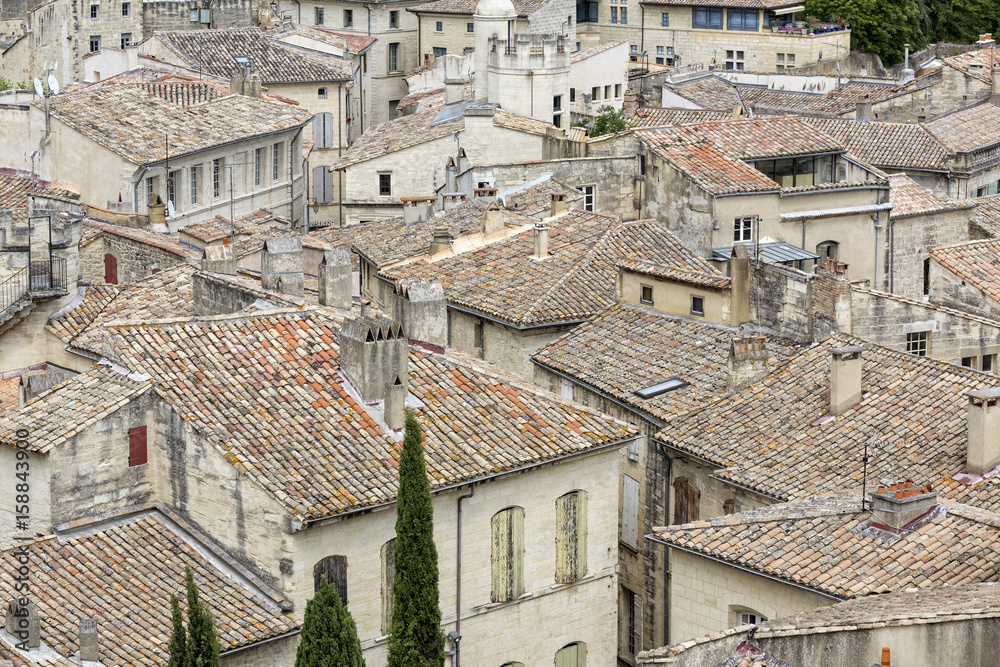 Über den Ziegeldächern der Kleinstadt Uzes in Südfrankreich