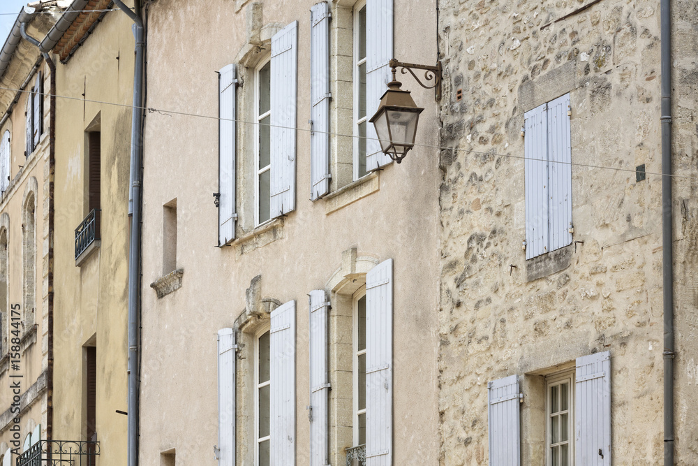 Historische Fassade in der Kleinstadt Uzes, Südfrankreich