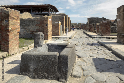 Pompei, fontana lungo la Via dell'abbondanza